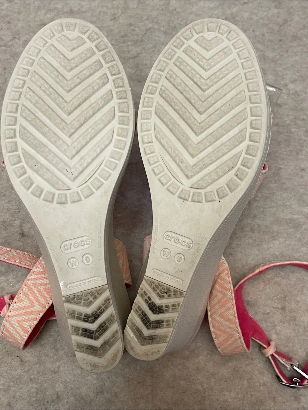 CROCS Leigh Graphic Ankle 2 Strap Wedge Comfort Sandals Womens size 9